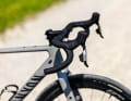 Die SRAM-Hebel sehen aus wie die Rennrad-Komponenten, die großen Schaltknöpfe kann man nicht verfehlen