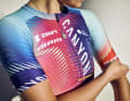 Canyon//SRAM Racing hat das neue Trikot für die Saison 2024 vorgestellt. Das Design: unkonventionell, aber sehr kreativ...