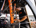 Das Werkstatt-Team im bc-Camp hält die Technik in Schuss I Foto: bike-components