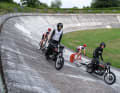 La piste mesure 333 mètres de long et est en béton coulé sans joints.