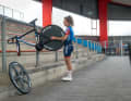 Material expert: Lin Teutenberg prepares her track bike for training in Büttgen.