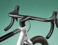 Un coup d'œil sur le cockpit ergonomique H31 en carbone