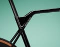 La courbure marquée du tube supérieur saute immédiatement aux yeux. Il doit faciliter l'épaulement du vélo