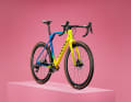 L'Inflite CF SL 8 en jaune, bleu et vert