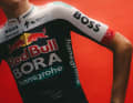 The jersey is now divided into two blocks: Dark blue at the bottom, white from the shoulders upwards