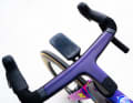 The cockpit is characterised by a flat cross-section of the upper link and a long reach.