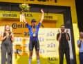 Jasper Philipsen bei der Siegerehrung nach seinem Sprintsieg bei der 17. Etappe nach Voiron
