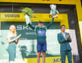 Mads Pedersen im Grünen Trikot bei der Siegerehrung nach der 17. Etappe in Voiron. Noch hat der Fahrer von Lidl-Trek sieben Punkte Vorsprung von Jasper Philipsen