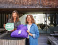 Anna Rodewald (à gauche), membre du conseil d'administration de l'association Green Shape®, et Antje von Dewitz, directrice générale de VAUDE, se réjouissent de cette certification indépendante obtenue avec succès