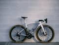 La Tarmac SL9 se décline dans un blanc classique et est ornée des bandes de la Coupe du monde