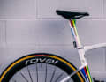 Les bandes de la Coupe du monde sont surtout présentes sur le tube de selle et la tige de selle