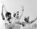 Raymond Poulidor (à gauche) sur le podium du Tour de France.
