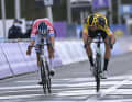 Lors du Tour des Flandres en 2020, Wout van Aert (à droite) a été battu de justesse au sprint par Mathieu van der Poel.