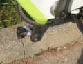 Ne coincez pas non plus le vélo avec la pédale contre le trottoir. Non seulement la pédale et la manivelle se rayent, mais le vélo se renverse aussi très facilement.