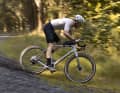 Die SR Allroad-Serie wurde laut Hersteller auf die ergonomischen Anforderungen im Gravel- und Allroad-Bereich optimiert, speziell für lange Tage im Sattel.