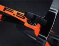 Le point fort de ce nouveau vélo de course polyvalent est le cockpit. Il est notamment possible de monter un accessoire de triathlon sur le guidon supérieur.