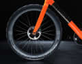 For the time being, the new bike is only available as an expensive team version from 9499 euros. For the wheels, there is a choice of models from our own brand Zeitjäger or DT Swiss.