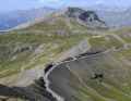 Vue de la Cime de la Bonette sur la route circulaire qui fait une fois le tour du sommet.