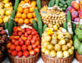 Fruchtig: Architektonische Kunstwerke aus exotischen Früchten auf dem Bauernmarkt in Funchal