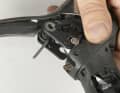 2. placez le ressort sur la douille coulissante orientée vers l'extérieur, accrochez l'extrémité courte dans le trou du support de palier. Enfilez le connecteur du flightdeck dans le boîtier et ne pincez pas la bande lorsque vous poussez le levier dans le support de palier.