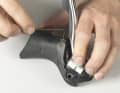 4. vaporisez de l'huile pénétrante dans le trou de la vis sans tête qui sert à fixer l'axe du levier de la poignée de frein. Laissez l'huile agir avant de dévisser la vis sans tête à l'aide d'un six pans creux de 2 millimètres et de la dévisser de trois ou quatre tours.