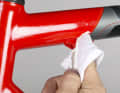 Protect the frame, fork and - with the exception of the brake pads and the brake flanks of the rims - all components with commercially available hard wax. With a new bike, it is best to do this before you set off on your first ride. After that, you should reach for the wax bottle at least twice a year.