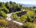 Feine Kurven: Bei Vavatsinia (Tour 3) klettert ein feines ­Sträßchen durch eine Bilderbuchberglandschaft.