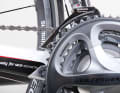 1. shift to the largest sprocket and the smallest chainring. The lower edge of the front derailleur guide plate should run evenly about two millimetres above the large chainring. Some modern chainrings have differently shaped teeth - the highest ones are the benchmark for the distance!