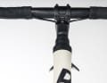 The classic stem-handlebar combination on the Reveal makes assembly and adjustment work easier