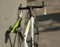 Lean the saddle and handlebars against a wall or a wider column. Here too, the friction of the contact surfaces provides a solid base.