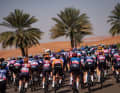 Il y a aussi quelques palmiers au bord de la route, mais beaucoup de désert et de ville : en 2024, la 2e édition de l'UAE Tour Women aura lieu.