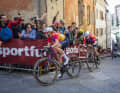Chez les femmes, le duo SD-Worx Demi Vollering (à gauche) et Lotte Kopecky se sont livrées une course au coude à coude jusqu'à la ligne d'arrivée. Vollering a été déclarée vainqueur à la photo-finish.