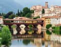 Die Ponte degli Alpini ist eines der Wahrzeichen von Bassano del Grappa.