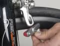 4 When mounting the brake pad carriers on the brake, pay attention to their alignment. The carriers must be closed at the front and open at the rear. This ensures that the pad is pushed in and not pulled out when braking! In addition, the curvature must match the shape of the rim.