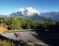 Coiffe de nuages au Coll de Pradell (1.732 m) : Les nuages recouvrent le double sommet marquant de la Pedraforca.