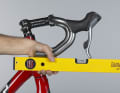 1 The classic assembly rule states that the lower edge of the racing bar must be aligned horizontally. The ends of the brake handles should be flush with the imaginary extension.