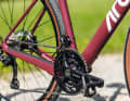 For Shimano, the double crankset still has a place on the gravel bike despite having twelve sprockets. The gears are very finely graduated, but the front derailleur complicates operation and restricts tyre clearance