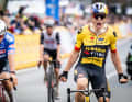 Er überquerte die Ziellinie vor Mathieu van der Poel und Tadej Pogacar.
