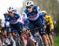 Au sein de l'équipe belge, Jannik Steimle (devant) s'est surtout spécialisé dans les classiques, ici avec son coéquipier Julian Alaphilippe lors de Dwars door Vlaanderen 2023.