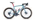 Les vélos des équipes TotalEnergies, Bora-Hansgrohe et Quick-Step Alpha Vinyl ne se distinguent que par leur peinture. L'équipement est identique, du groupe aux pneus.