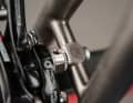 Mit Herz: Detailverliebter Bremssteg bei De Rosa