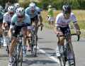 En 2013, le peloton s'est dispersé sur un bord de vent en route vers Saint-Amand-Montrond - Tony Martin (devant, à gauche) a joué un rôle important dans cette situation, son coéquipier Mark Cavendish a remporté l'étape.