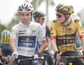 Lenny Martinez in the jersey of the best young rider with Jonas Vingegaard (r.) at the Vuelta a Espana 2023.
