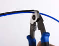 If the length of the previous Bowden cables matched the handlebar position and frame height, you can use the outer sheaths as a template. Cut the new outer casing to size using special cable pliers. Make sure that you cut at a clean right angle, as this is important for precise shifting commands later on.