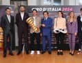 Die (Ex-) Profis Vincenzo Nibali, Filippo Ganna, Primoz Roglic, Urbano Cairo (Präsident RCS MediaGroup), Elisa Longo Borghini, Letizia Paternoster und Peter Sagan bei der Präsentation des Giro d'Italia 2024.