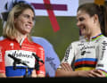 Lors de la présentation de l'équipe en janvier, les deux frontwomen Demi Vollering (à gauche) et Lotte Kopecky ont fait bonne figure pour ce qui pourrait être un mauvais jeu. Il existe entre elles une rivalité qui pourrait avoir des répercussions sur les résultats de l'équipe.