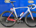 More Shimano is not possible: Bonnet's Lapierre Aircode is equipped with a complete Dura-Ace Di2 groupset from Shimano. The wheels and pedals also come from the Japanese component manufacturer. The handlebars, stem and seatpost are supplied by Shimano subsidiary Pro.