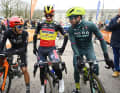 Die 2. Etappe von Paris-Nizza 2024: Egan Bernal (links), Remco Evenepoel (Mitte) und Primoz Roglic (rechts) stimmen sich ein