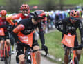 Essenszeit: Egan Bernal (rechts) schnappt sich einen Verpflegungsbeutel