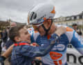 John Degenkolb avant le départ de Paris-Roubaix 2024 avec son fils ...
